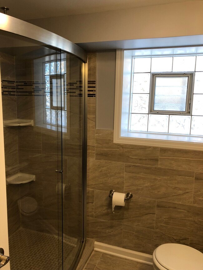 Walk in Modern shower - 3532 N Oriole Ave
