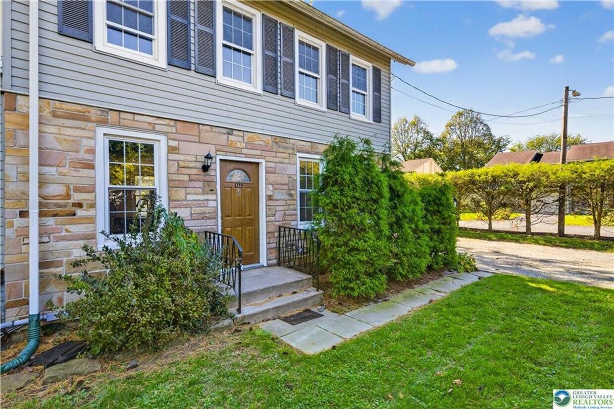 Foto principal - Beautifully updated Bethlehem home now available for rent that blends classic character with mode...