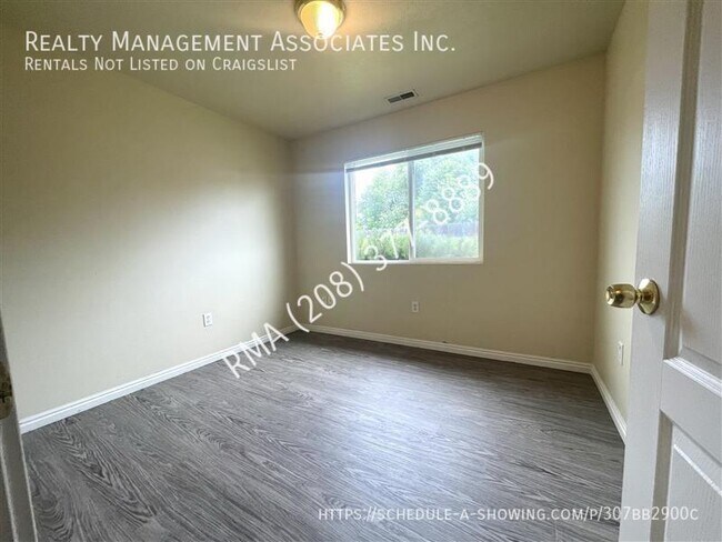 Building Photo - Beautiful, single level 3-bedroom, 2-bath ...