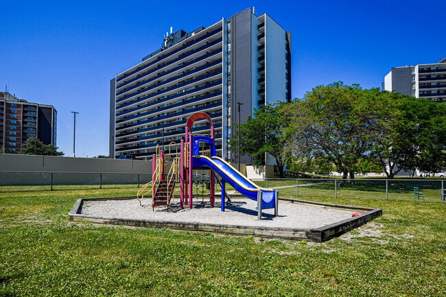Photo du bâtiment - 1970 Fowler Dr