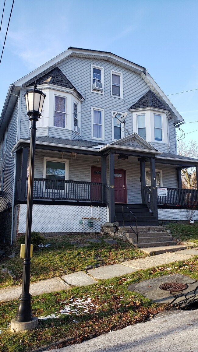 Porche delantero - 425 Taylor Ave