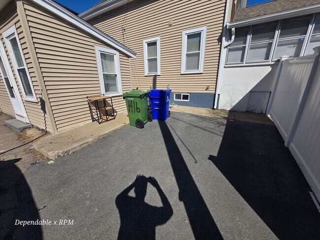 Building Photo - Studio 1 bath with Full Kitchen Available in Hyde Park