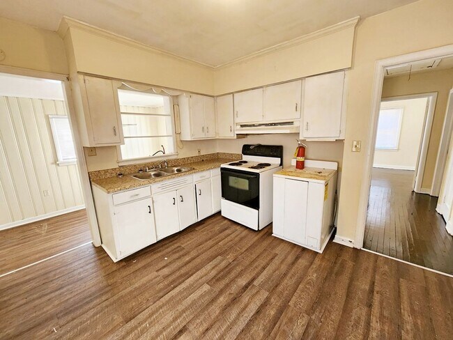 Foto del edificio - 1200 W Lincoln Ave