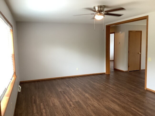 Building Photo - 1005 Pinecrest Ln