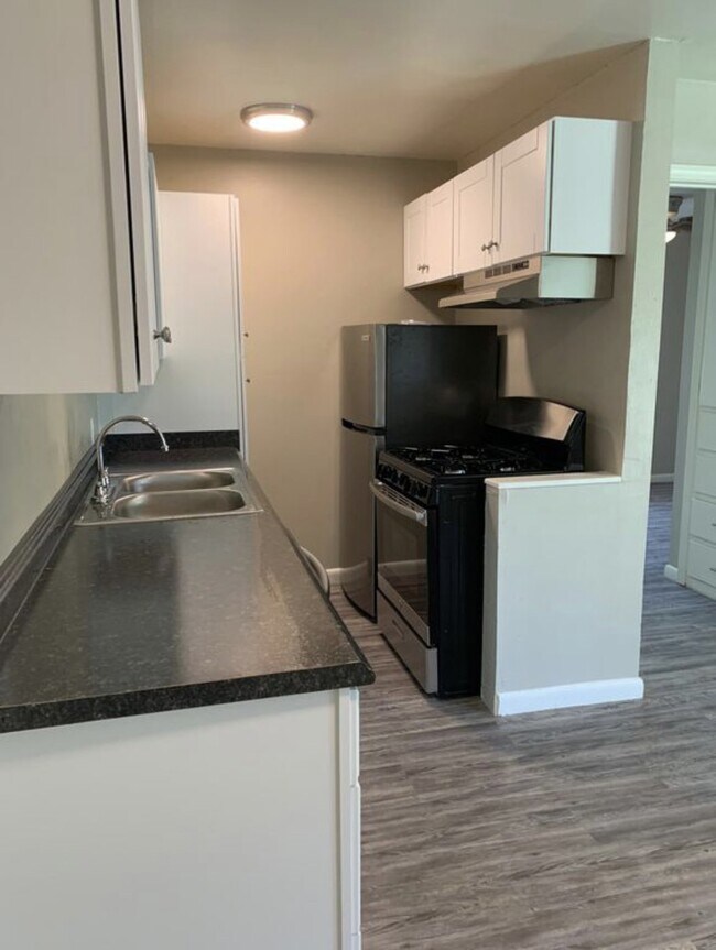 Foto del edificio - "Charming 1-Bed Oasis with Granite Elegance in Prime Edmond Location!"