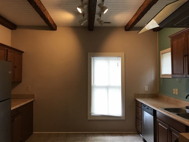 Building Photo - Cute Cottage in College Hill Two bedroom