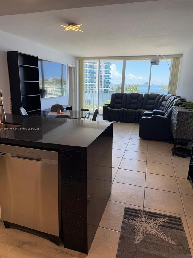 Foto del edificio - 7601 E Treasure Dr