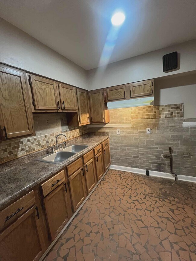 Building Photo - 253 W Burdock Ave