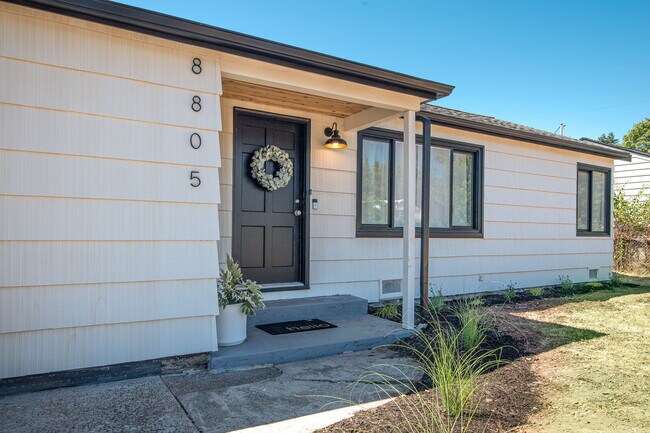 Building Photo - 8805 SE Garden Ln