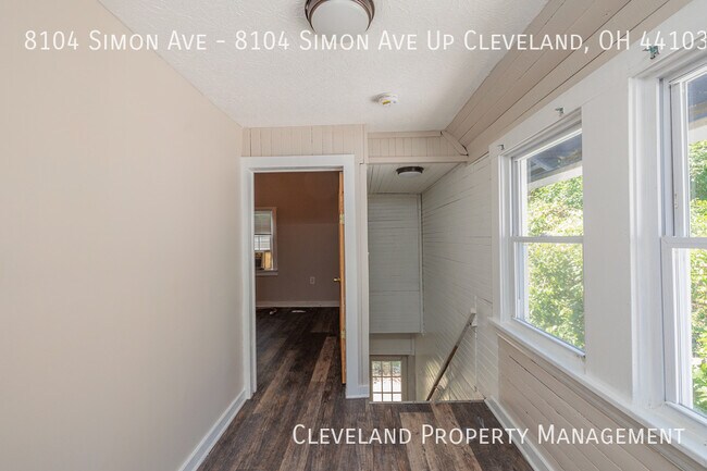 Building Photo - Three Bedroom Cleveland Unit