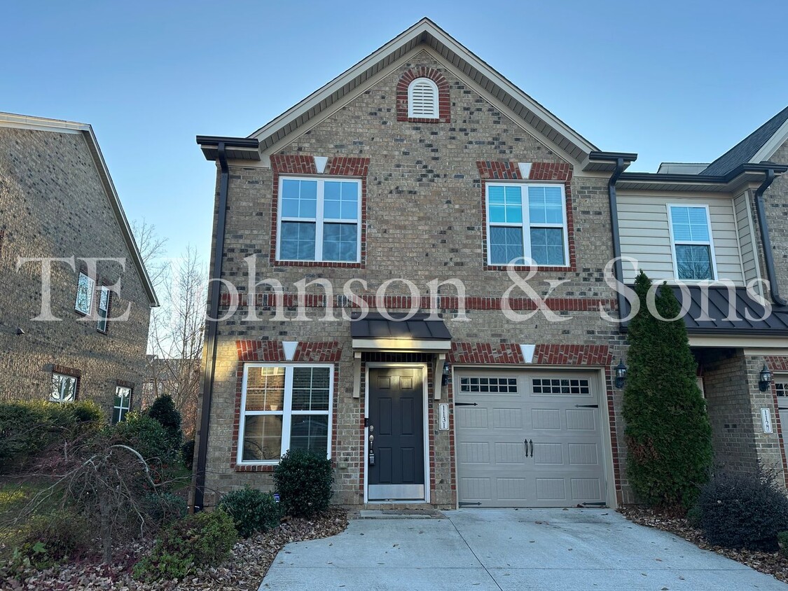 Foto principal - Stunning 3 Bedroom 2.5 Bath in Winston Salem