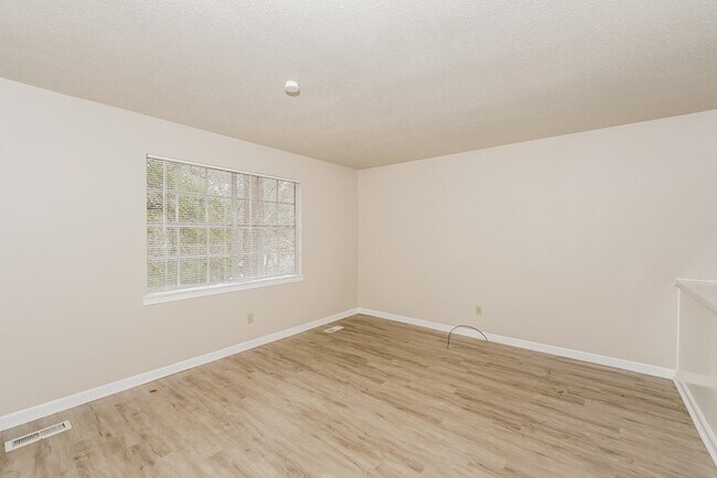 Building Photo - Spacious 3 Bedroom