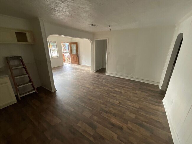 Building Photo - 2843 Comfort St