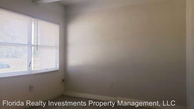 Building Photo - 825 E University Blvd