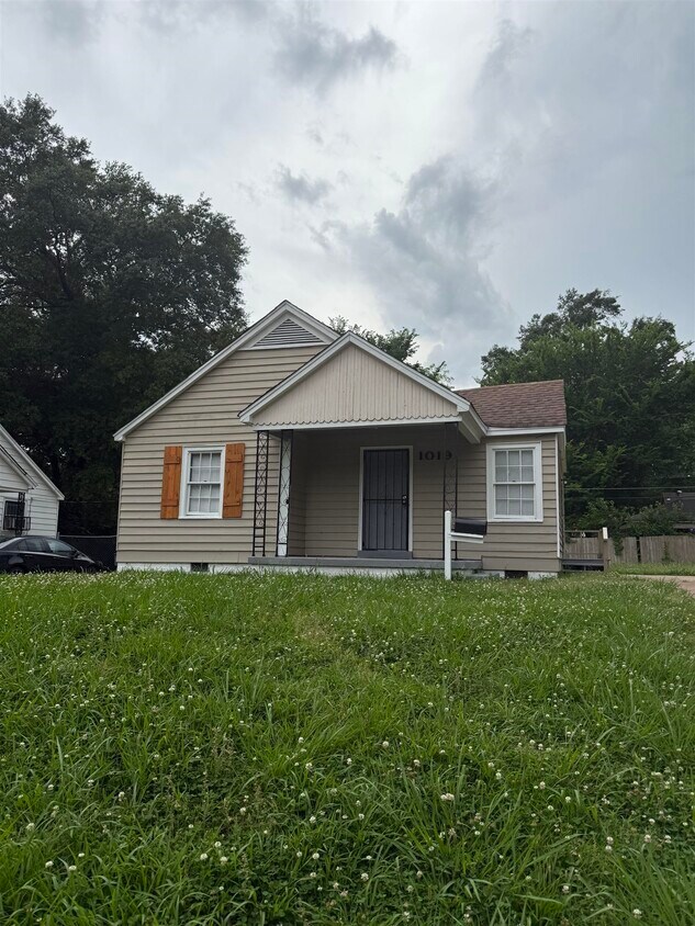 Primary Photo - 1019 W Walthal Cir