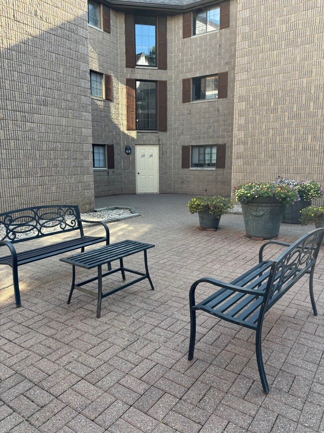 Building Photo - 181 Loomis Dr