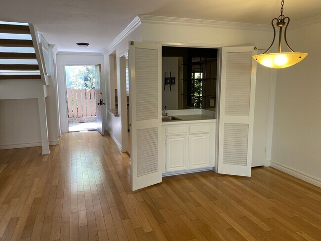 Building Photo - Spacious and Renovated Santa Monica Townho...