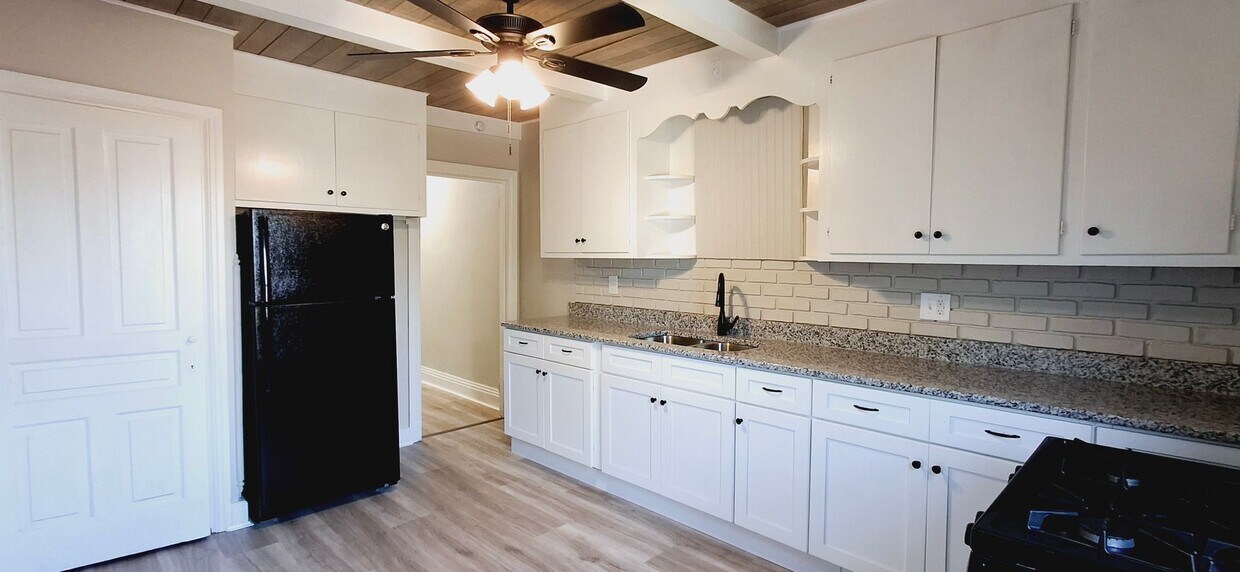 Primary Photo - 4 Bedroom 1.5 Bathroom Rowhome in York!