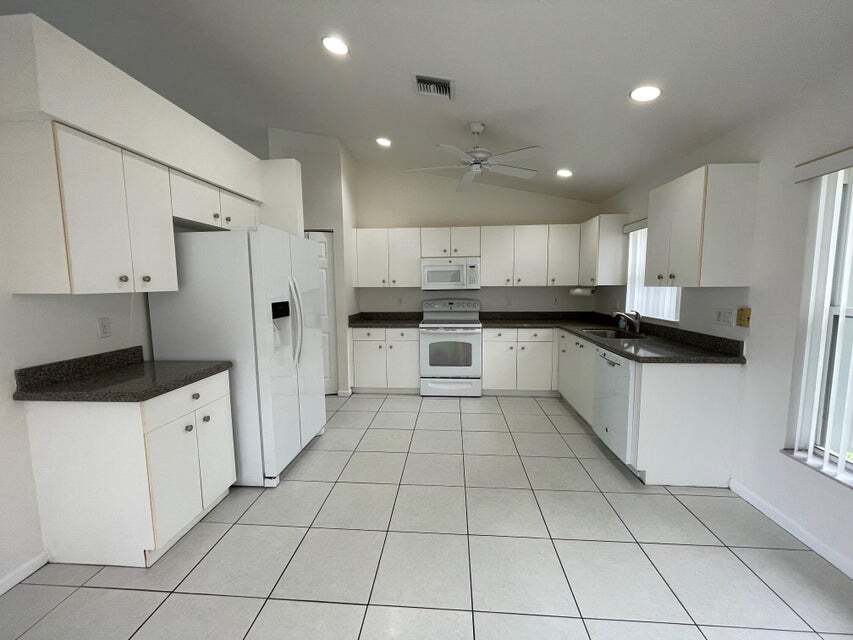 Foto principal - 22875 Barrister Dr