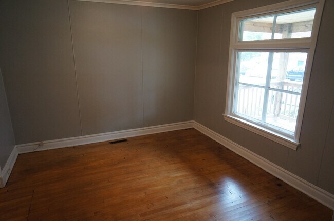 Building Photo - AVAILABLE AUG 1ST- 3 Bedroom 1 Bath House