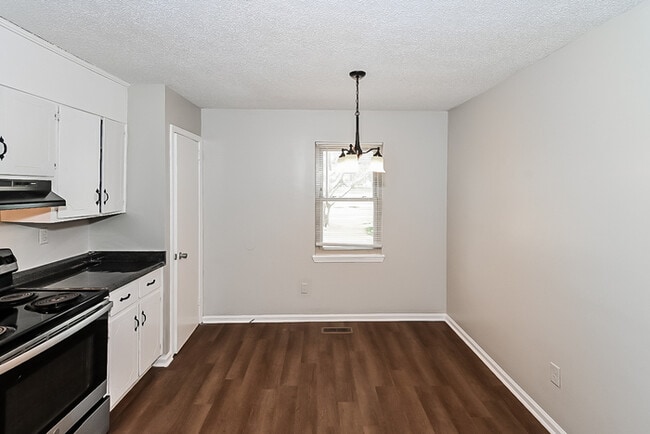 Building Photo - 370 Avon Cir