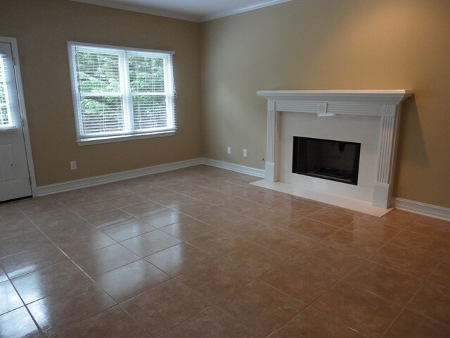 Building Photo - 623 Chesterfield Dr
