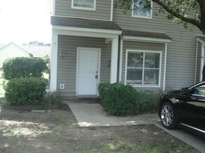Building Photo - 11 Village Dr