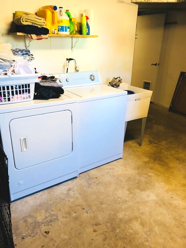 Foto del edificio - 9529 N Kenneth Ave