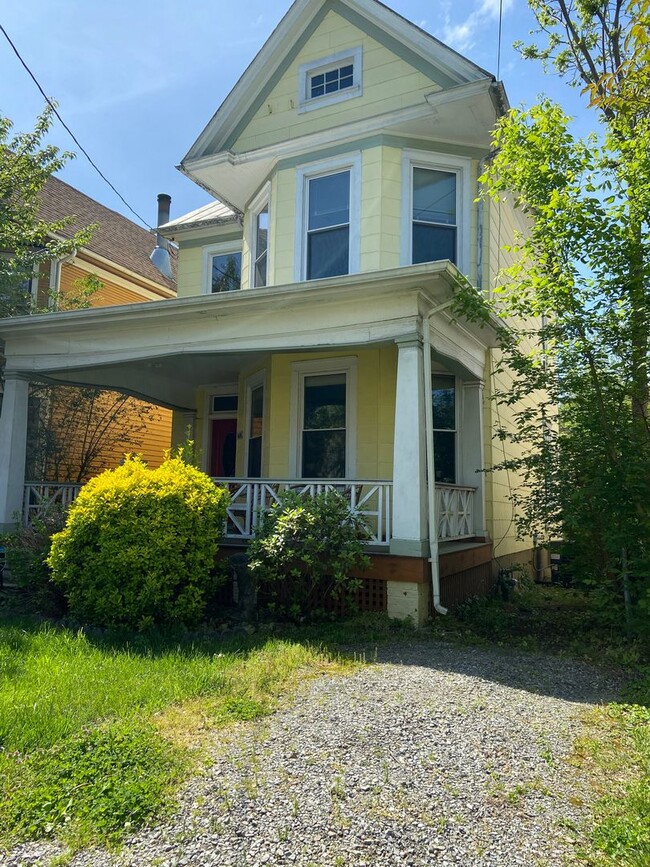 Building Photo - 606 Elm Ave