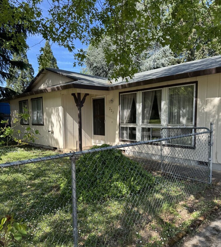 Foto principal - Myrtle Creek 3 bedroom home with garage