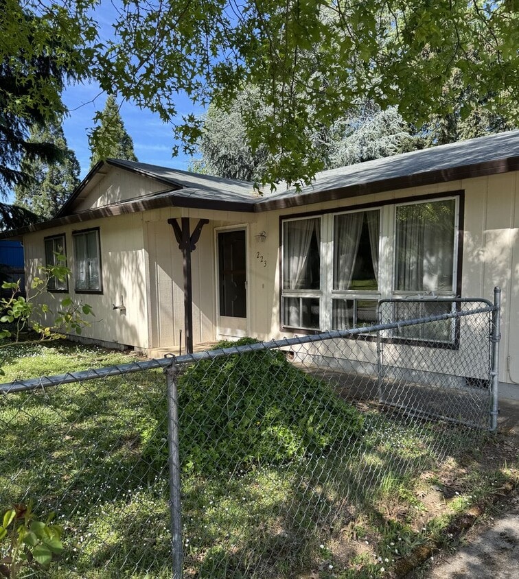 Primary Photo - Myrtle Creek 3 bedroom home with garage