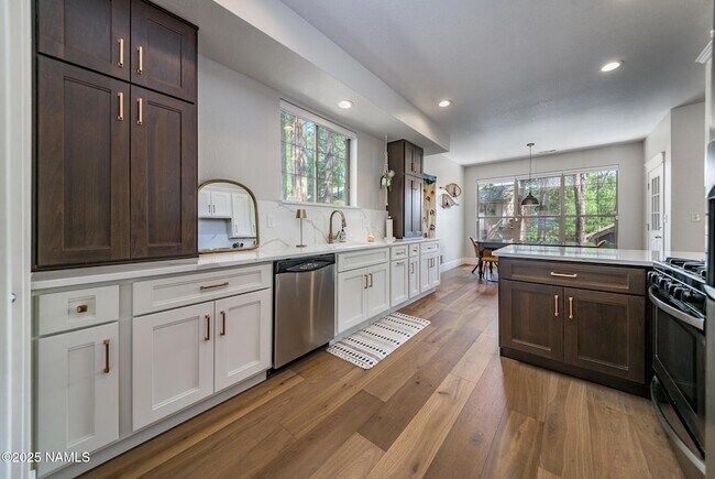 Foto del edificio - 462 E Twelve Oaks Dr