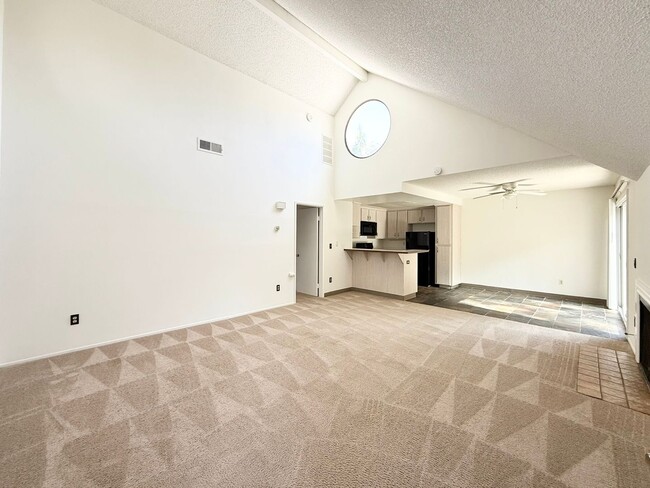 Building Photo - Spacious Condo in Melrose Park