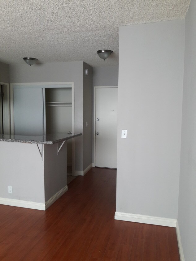 Foto principal - 420 S Catalina St