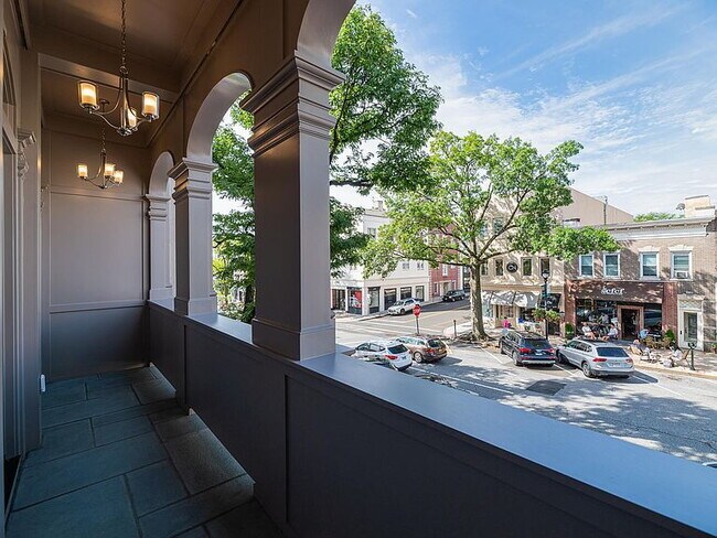 Foto del edificio - "Charming 2-Bed, 2-Bath Retreat in Prime Downtown Greenwich Location!"