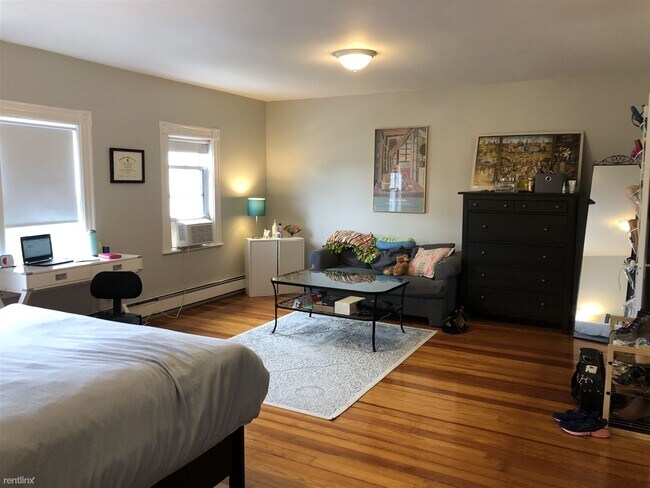 Foto del edificio - 4 br, 1 bath Apartment - 353 Main Street 3