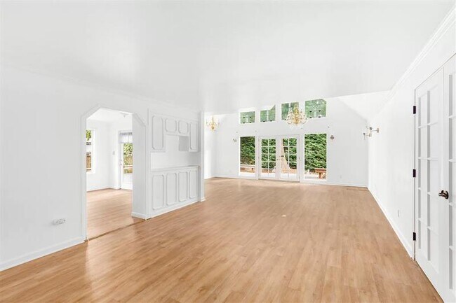 Foto del edificio - Beautifully updated and lovingly maintaine...