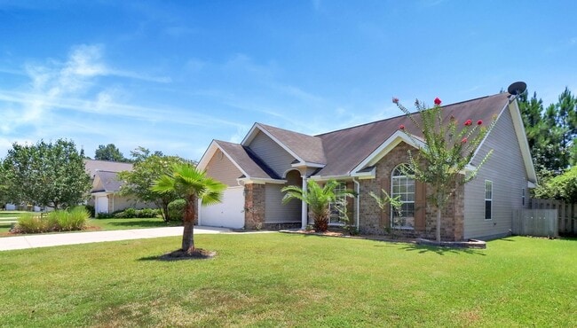 Building Photo - 3 Bed/2 Bath Home in Main Street!