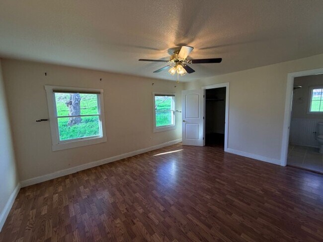 Foto del edificio - Charming 1 Bedroom Home with Bonus Room in a Serene, Secluded Setting