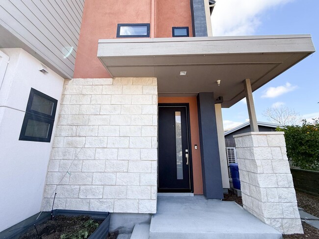 Building Photo - Newer Modern Single Family Home With Cupertino Schools