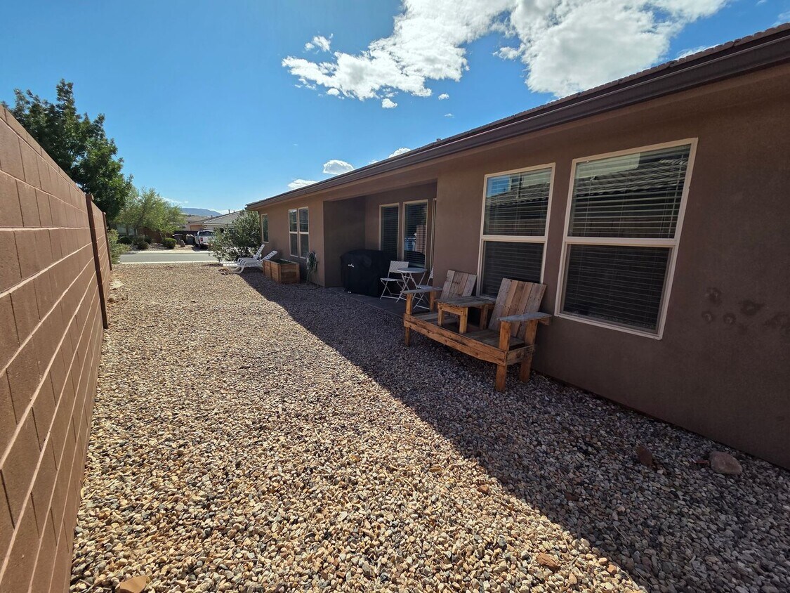 Foto del edificio - Desert Canyon Living - 3 Br/2Ba with 2 Car...