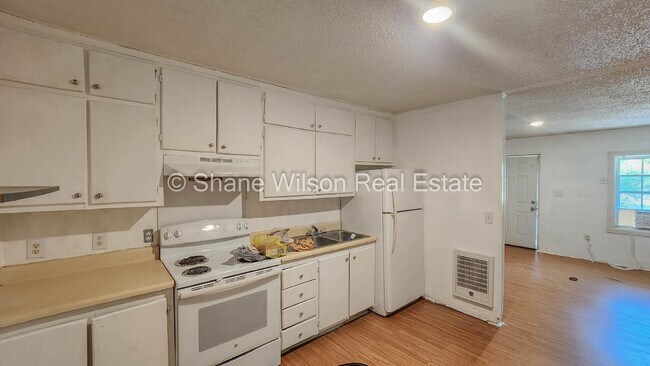 Foto del edificio - Affordable 2 BR / 1 BA Duplex Unit is up f...
