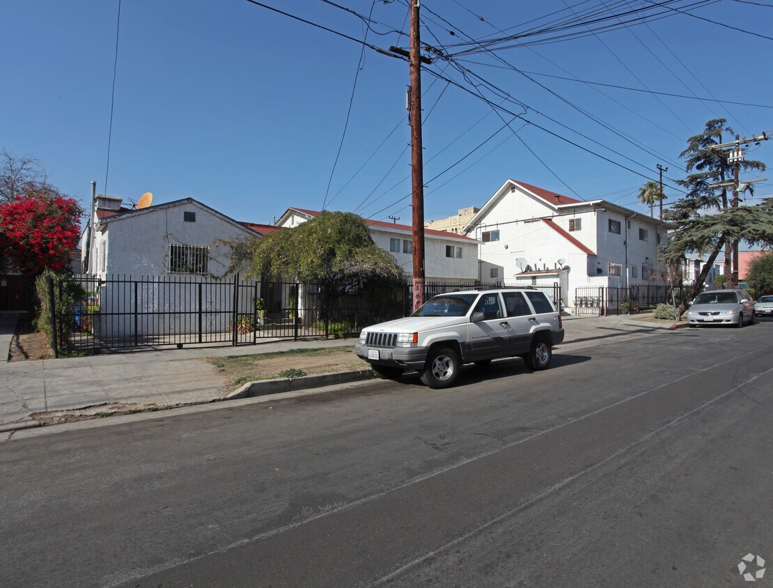 Building Photo - 1277 N Ardmor Ave