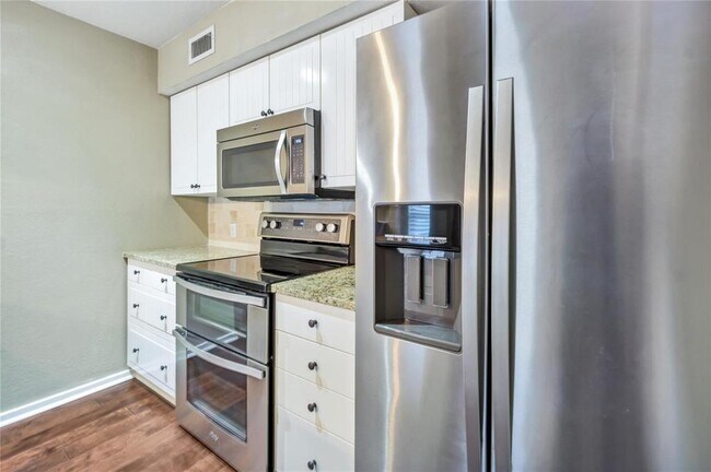 Foto del edificio - 5916 Birchbrook Dr