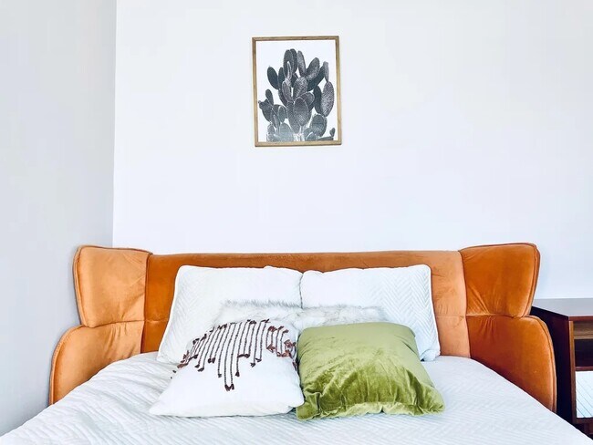 Foto del edificio - Furnished room/NOT APARTMENT