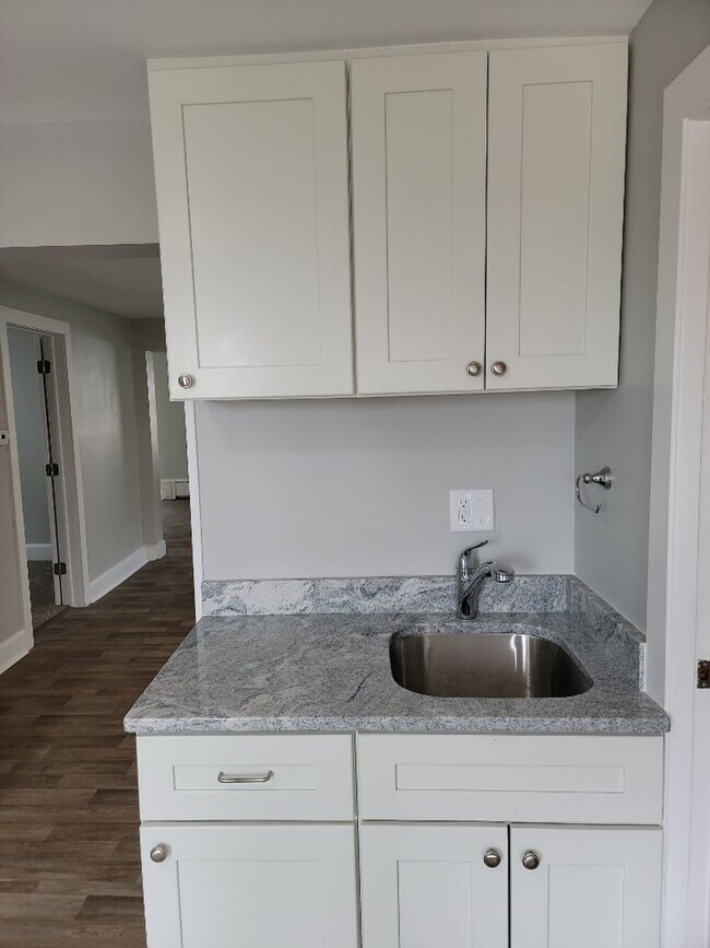 Foto del edificio - AVAILABLE JUNE 1st 2026 - Fantastic Newly Renovated 5 Bed 2 Bath Home w/ Garage