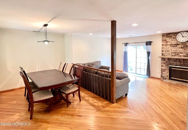 Building Photo - 571 Manchester Pl