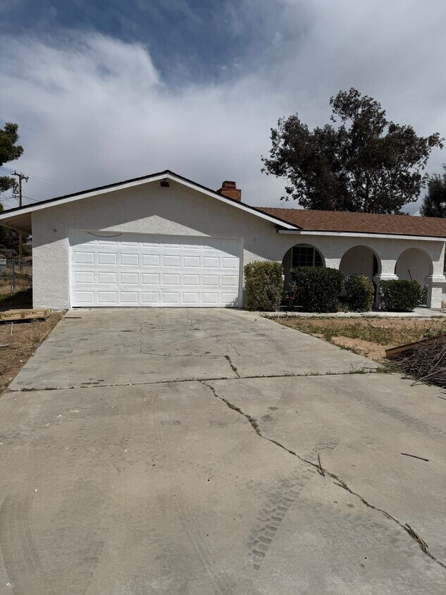 Foto del edificio - Spacious 3BR Home in Apple Valley | Wood F...