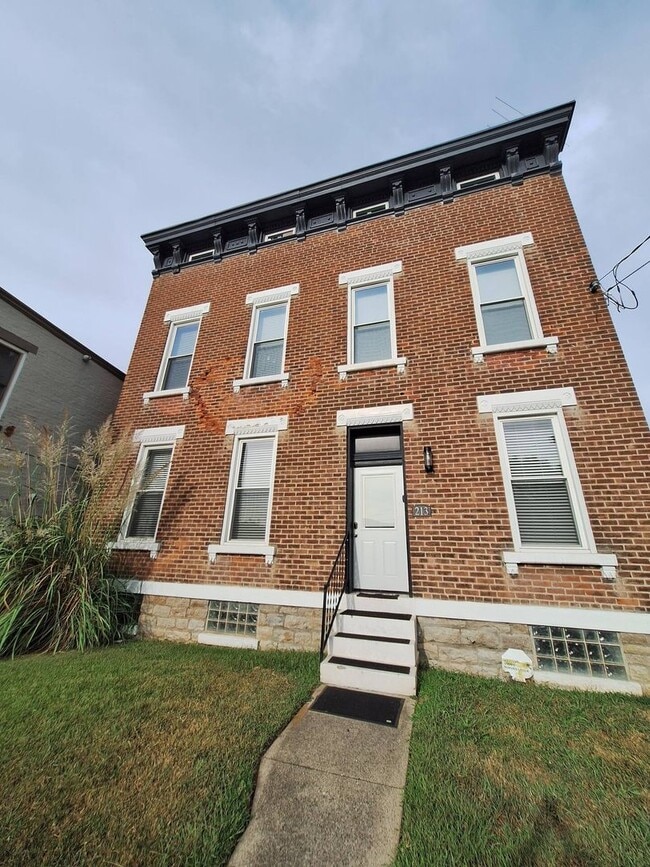 Building Photo - 213 Adela Ave