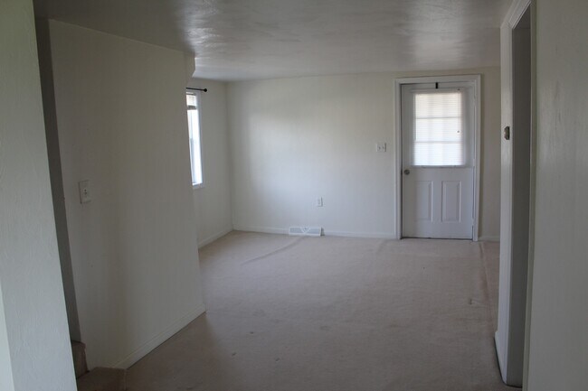 Building Photo - 2 Bedroom 1 Bath 2 Story House in Wellsville